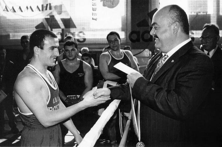 Бокс воспитывает сильных